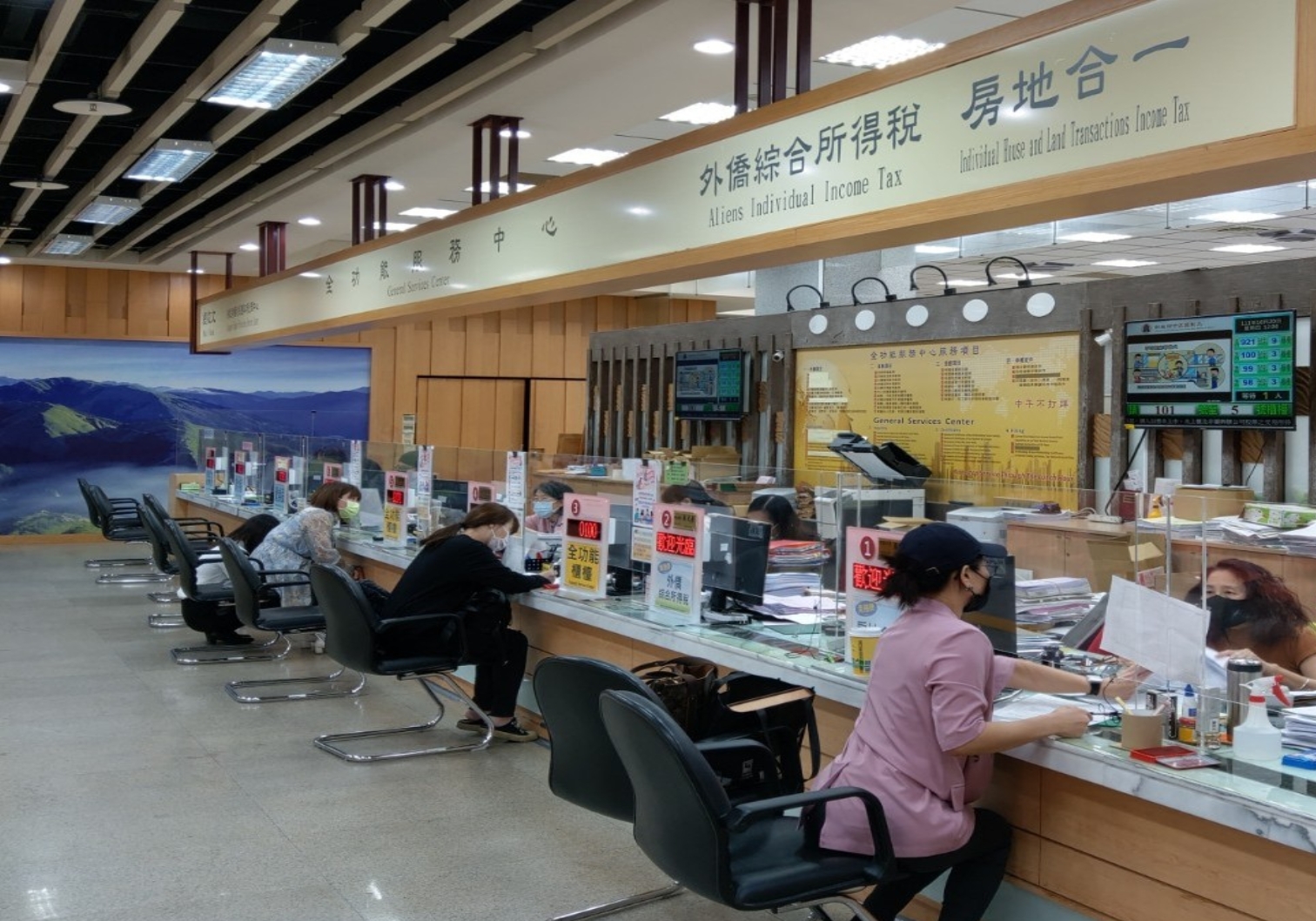 全功能服務中心中午不打烊，落實「便民至上，服務為先」理念。